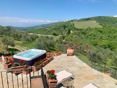 Vista generica sulle montagne o vista sulle montagne dall'interno dell'agriturismo