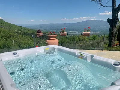 Vista generica sulle montagne o vista sulle montagne dall'interno dell'agriturismo