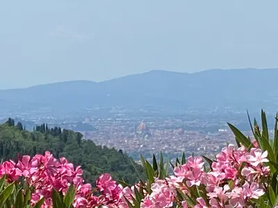 Vista generica sulle montagne o vista sulle montagne dall'interno dell'appartamento