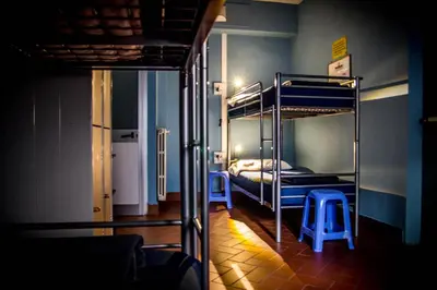 Letto o letti a castello in una camera di Hostel Santa Monaca