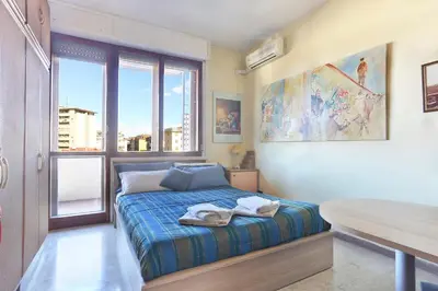 Letto o letti in una camera di La tua Casa a Firenze con parcheggio privato per 2 auto
