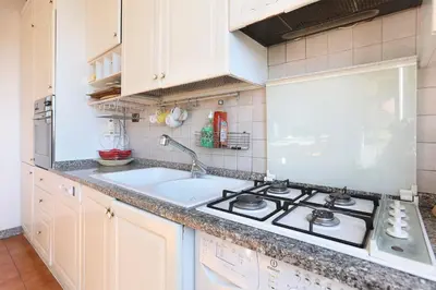 Cucina o angolo cottura di La tua Casa a Firenze con parcheggio privato per 2 auto