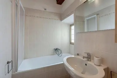 Bagno di Cupolone Apartment by Mamo Florence