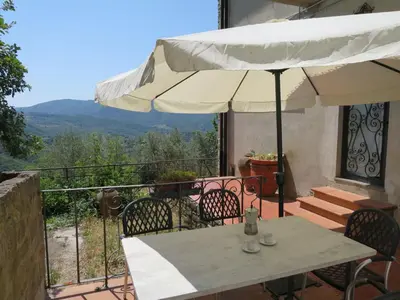 Vista generica sulle montagne o vista sulle montagne dall'interno della casa vacanze