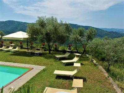 Vista generica sulle montagne o vista sulle montagne dall'interno della casa vacanze