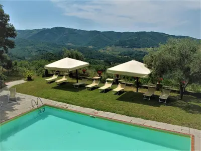Vista generica sulle montagne o vista sulle montagne dall'interno della casa vacanze