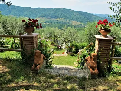 Vista generica sulle montagne o vista sulle montagne dall'interno della casa vacanze