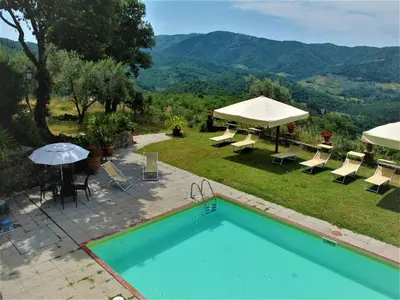 Vista generica sulle montagne o vista sulle montagne dall'interno dell'appartamento