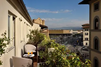 Vista generica sulle montagne o vista sulle montagne dall'interno dell'hotel