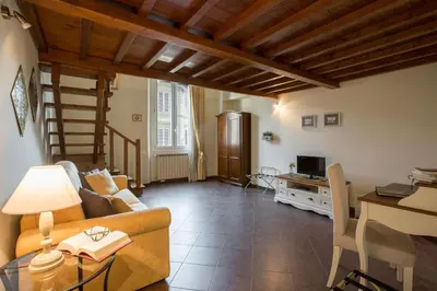 Area soggiorno di Charming Suite Cavour heart of Florence