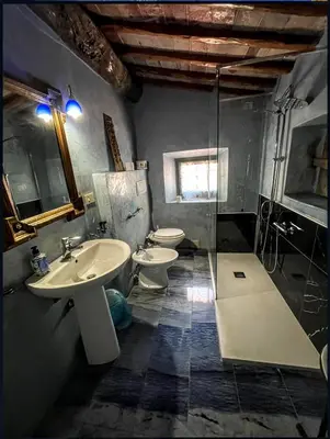 Bagno di Borgo Medievale di Poggio Alla Pieve Relais, Food & Art