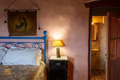 Letto o letti in una camera di Borgo Medievale di Poggio Alla Pieve Relais, Food & Art