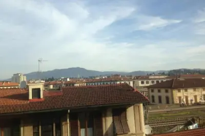 Vista generica sulle montagne o vista sulle montagne dall'interno della stanza in casa privata