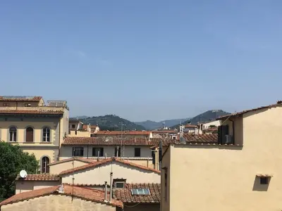 Vista generica sulle montagne o vista sulle montagne dall'interno dell'hotel