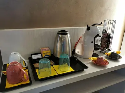 Set per la preparazione di tè e caffè presso Hotel President
