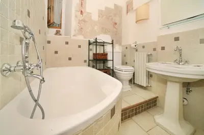 Bagno di Villa in Private Estate,shared Pool,parking,3km to Ponte Vecchio