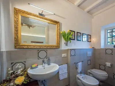 Bagno di Atelier del Sarto Apartment by Mamo Florence