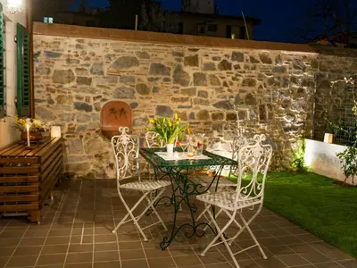Patio o area all'aperto di Atelier del Sarto Apartment by Mamo Florence