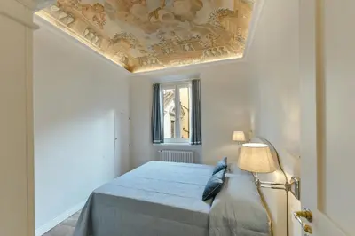 Letto o letti in una camera di Beneath the elegant silhouette of Florence Duomo