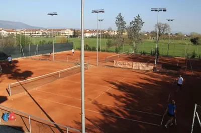 Attività di tennis o squash presso l'appartamento o nelle vicinanze