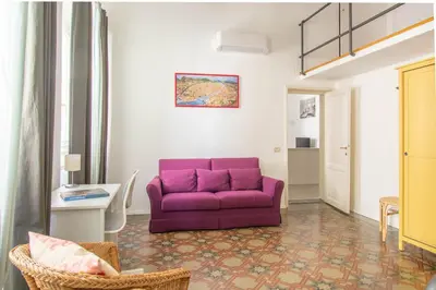 Area soggiorno di Vasco Pratolini Apartment di Stefania Sesto