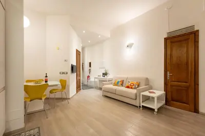 Area soggiorno di Keys of Italy - Pergola 19 - 1 Bdr Flat with inner courtyard