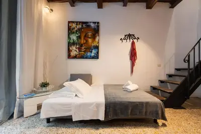 Letto o letti in una camera di Keys of Italy - F1 - Fiesolana 24 - Santa Croce one bedroom apartment for couples