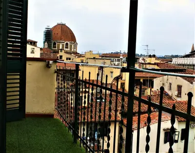 Vista generica su Firenze o vista sulla città dall'interno dell'affittacamere