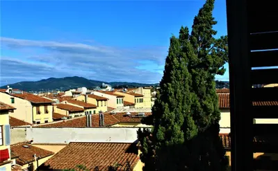 Vista generica sulle montagne o vista sulle montagne dall'interno dell'affittacamere