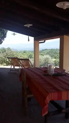 Vista generica sulle montagne o vista sulle montagne dall'interno dell'agriturismo