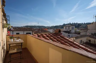 Vista generica sulle montagne o vista sulle montagne dall'interno dell'appartamento