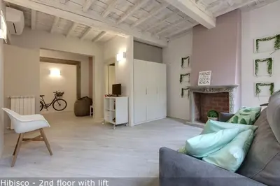 Area soggiorno di Vertical Garden Apartments by Mamo Florence