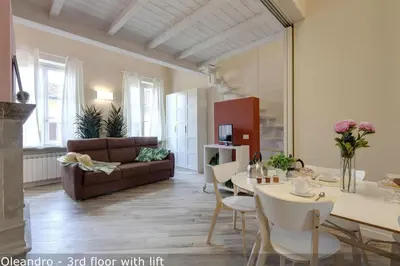 Area soggiorno di Vertical Garden Apartments by Mamo Florence
