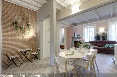 Area soggiorno di Vertical Garden Apartments by Mamo Florence