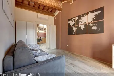 Area soggiorno di Vertical Garden Apartments by Mamo Florence