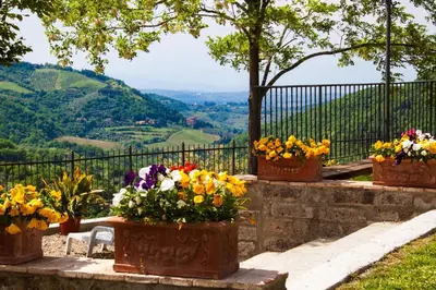 Vista generica sulle montagne o vista sulle montagne dall'interno dell'agriturismo