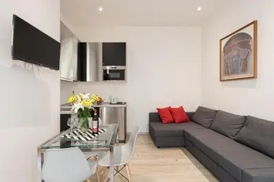 TV o dispositivi per l'intrattenimento presso Keys of Italy - Mudiva - Albero 2 - Train station modern 1 bdr flat 1st floor