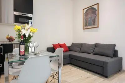 Area soggiorno di Keys of Italy - Mudiva - Albero 2 - Train station modern 1 bdr flat 1st floor