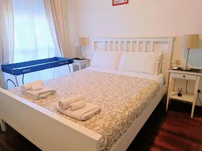 Letto o letti in una camera di The Red Suite in Florence with Free Parking
