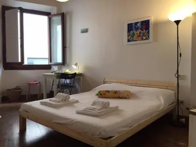 Letto o letti in una camera di VOLTA DEI TINTORI APT. RIVER VIEW WIFI TV