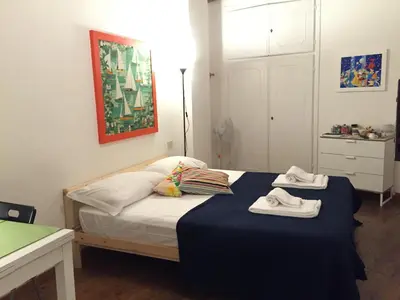Letto o letti in una camera di VOLTA DEI TINTORI APT. RIVER VIEW WIFI TV