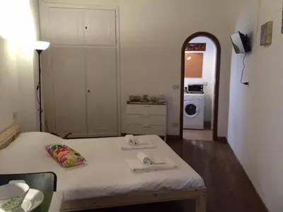 Letto o letti in una camera di VOLTA DEI TINTORI APT. RIVER VIEW WIFI TV