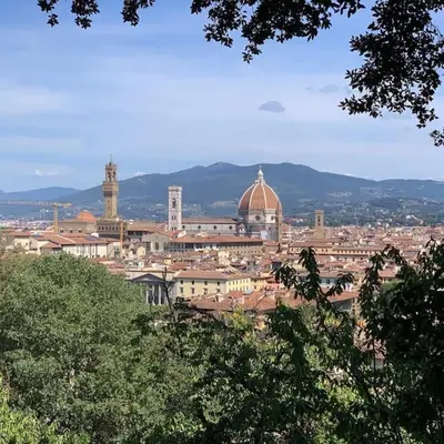 Vista generica sulle montagne o vista sulle montagne dall'interno dell'appartamento