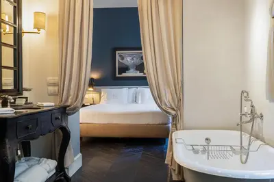 Letto o letti in una camera di Corte Calzaiuoli Elegant Suites