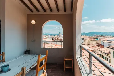 Vista generica sulle montagne o vista sulle montagne dall'interno dell'appartamento