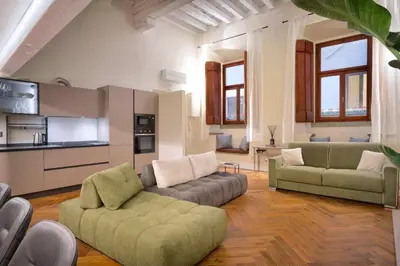 Area soggiorno di Loft moderno vista centro città J House