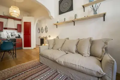 Area soggiorno di Step to Duomo and All the Sights from Refurbished Apartment