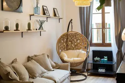 Area soggiorno di Step to Duomo and All the Sights from Refurbished Apartment