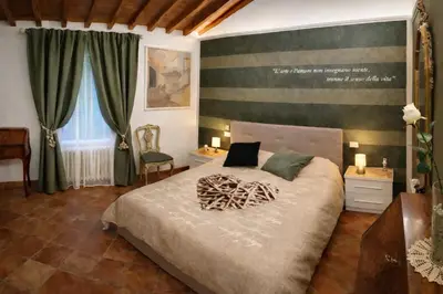 Letto o letti in una camera di La Suite dei Ricordi tra Firenze e Chianti relax arte storia
