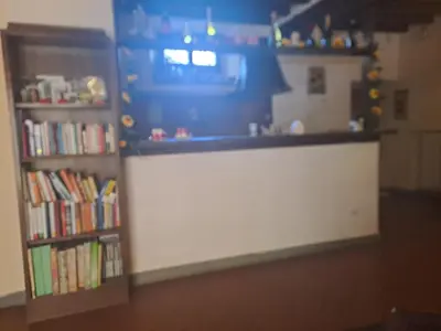 Biblioteca nella stanza in casa privata